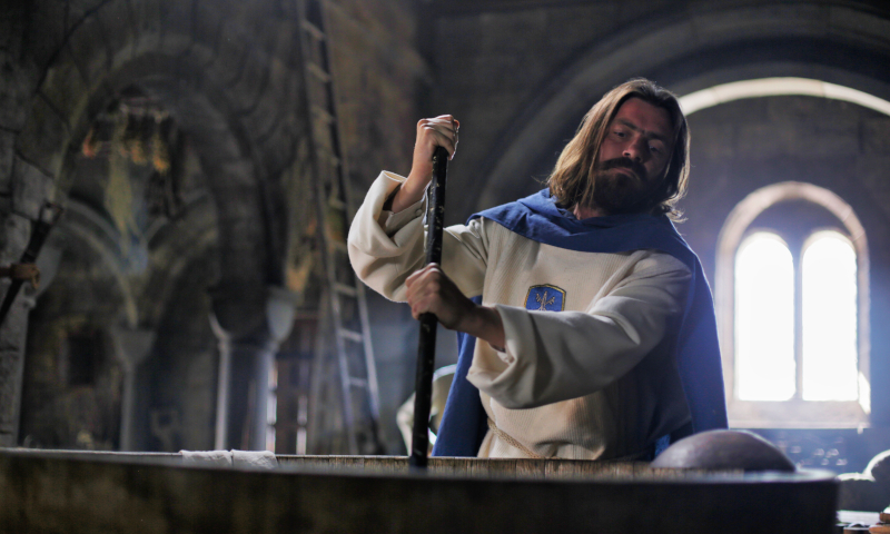 Affligem pater met de roerstok in de hand in de abdij